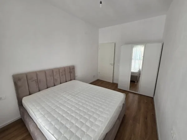Tirane, jepet me qera apartament 1+1+Ballkon Kati 4, 75 m² 400 € (Ali Dem)