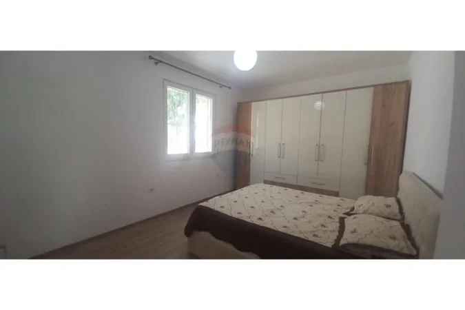 Tirane, jepet me qera Vile 3+1 Kati 1, 700 € (Vilat Gjermane)