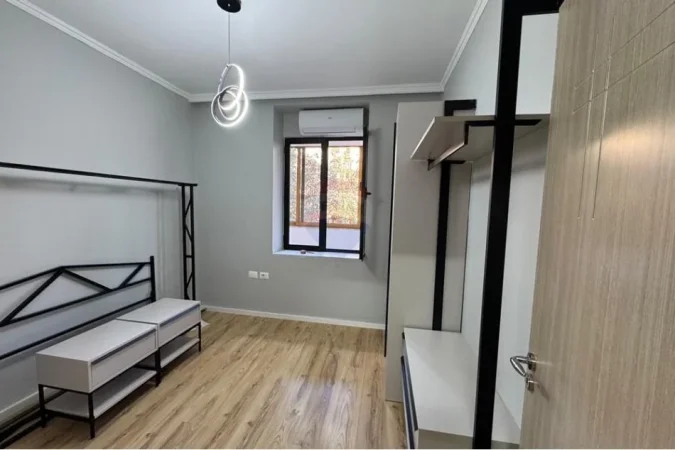 Tirane, jepet me qera zyre Kati 2, 55 m² 800 € (Bllok)