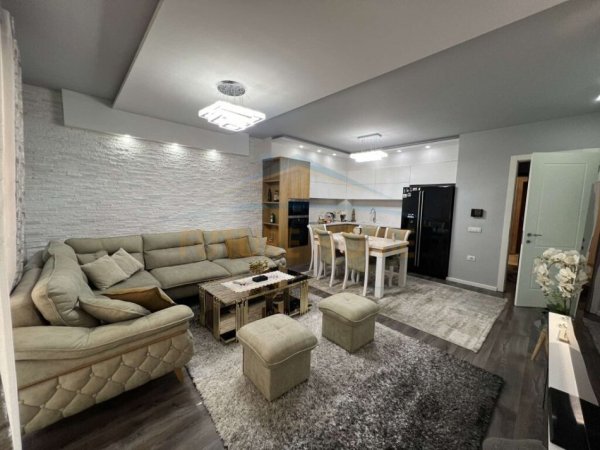 Tirane, jepet me qera 2+1+Post Parkimi,  Kati 3, 109 m² 700 € (Kompleksi Sima-Com)
