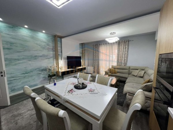 Tirane, jepet me qera 2+1+Post Parkimi,  Kati 3, 109 m² 700 € (Kompleksi Sima-Com)