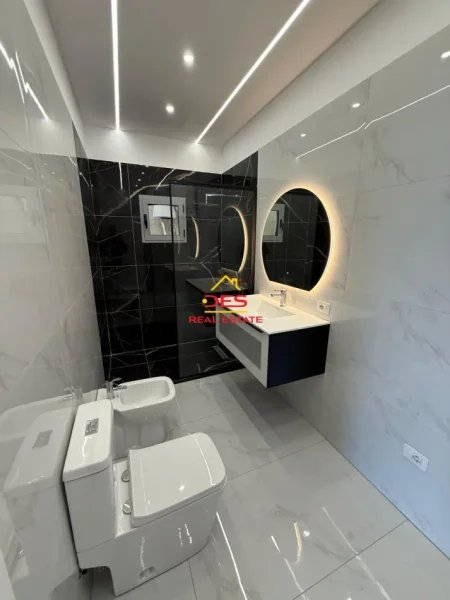 Vlore, shitet apartament 2+1+Ballkon Kati 3, 87 m² 175.000 € (Rruga Dhimitër Konomi)