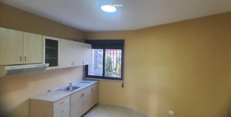 Tirane, jepet me qera 2+1 Kati 3, 160 m² 1.400 € (qender)