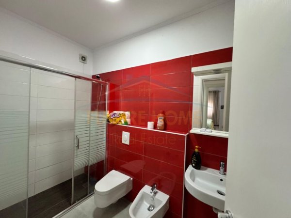 Tirane, jepet me qera apartament 1+1+Ballkon Kati 4, 70 m² 550 € (Oxhak)