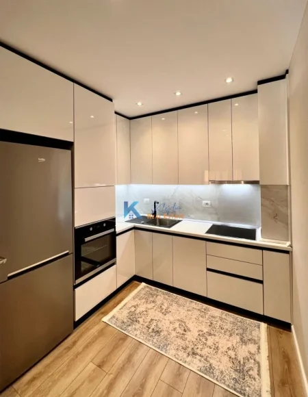 Tirane, jap me qera apartament 1+1+Ballkon , 71 m² 900 € (Komuna e Parisit, Kompleksi Kika 2)