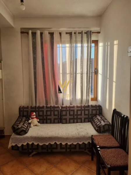 Tirane, jepet me qera shtepi 4+1+Ballkon Kati 1, 206 m² 1.100 € (KOMBINAT)
