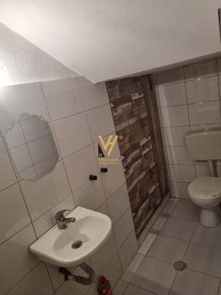 Tirane, jepet me qera shtepi 4+1+Ballkon Kati 1, 206 m² 1.100 € (KOMBINAT)