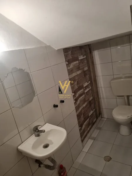 Tirane, jepet me qera shtepi 4+1+Ballkon Kati 1, 206 m² 1.100 € (KOMBINAT)