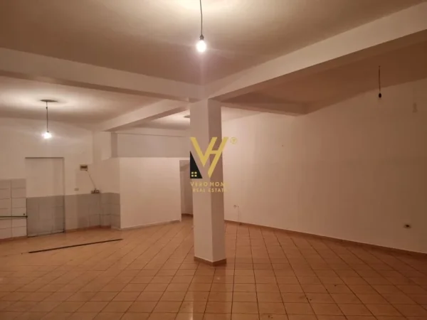Tirane, jepet me qera shtepi 4+1+Ballkon Kati 1, 206 m² 1.100 € (KOMBINAT)