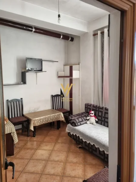 Tirane, jepet me qera shtepi 4+1+Ballkon Kati 1, 206 m² 1.100 € (KOMBINAT)