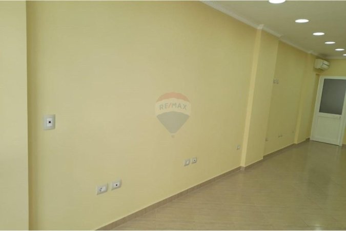 Tirane, jepet me qera , 43 m² 500 € (Ambient me qera per zyra)