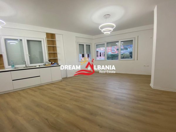 Tirane, jepet me qera apartament 2+1+Ballkon Kati 4, 115 m² 500 € (Ne zonen e Kopshtit Botanik)