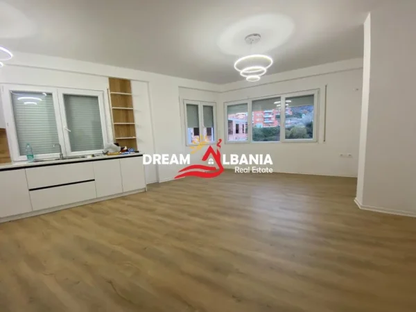 Tirane, jepet me qera apartament 2+1+Ballkon Kati 4, 115 m² 500 € (Ne zonen e Kopshtit Botanik)