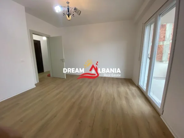 Tirane, jepet me qera apartament 2+1+Ballkon Kati 4, 115 m² 500 € (Ne zonen e Kopshtit Botanik)