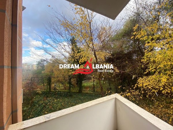 Tirane, jepet me qera apartament 2+1+Ballkon Kati 4, 115 m² 500 € (Ne zonen e Kopshtit Botanik)