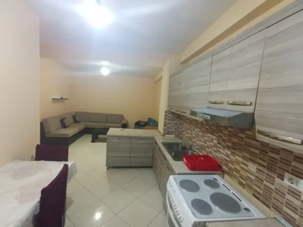 Tirane, jepet me qera 1+1+Ballkon Kati 8, 65 m² 450 € (rruga Dhaskal Todri tek Zgara Çarçani)