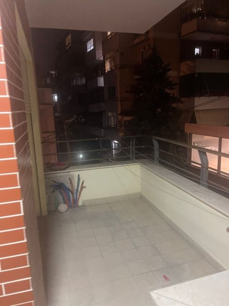 Tirane, jepet me qera apartament 2+1+Ballkon Kati 2, 87 m² 500 € (Rruga Bill Klinton/Mbi Kristal Center)