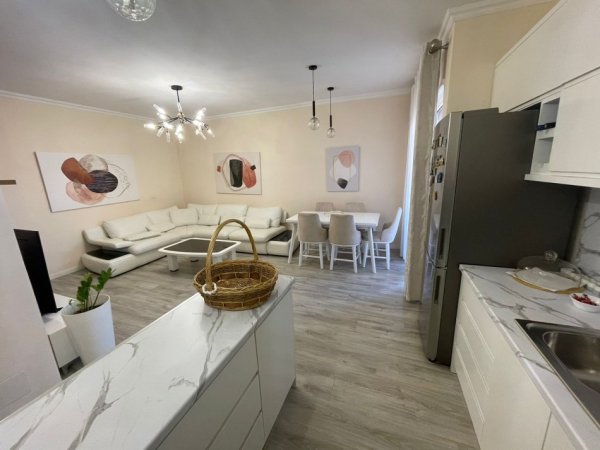 Tirane, jepet me qera apartament 2+1+Ballkon Kati 6, 110 m² 600 € (tek Sima Residence)