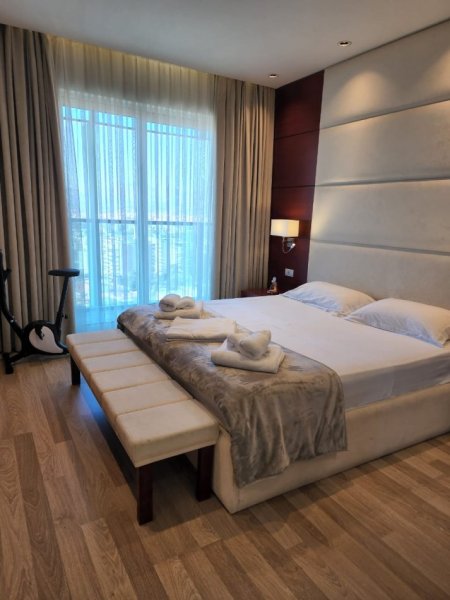 Tirane, jepet me qera apartament 2+1+Ballkon Kati 19, 1.500 € (prane Air Albania Stadium)