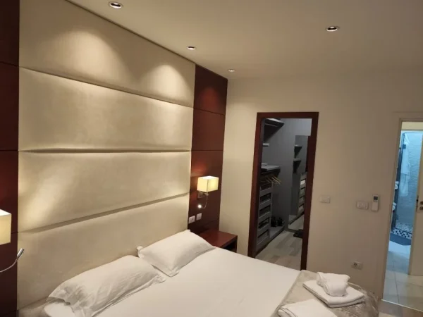 Tirane, jepet me qera apartament 2+1+Ballkon Kati 19, 1.500 € (prane Air Albania Stadium)