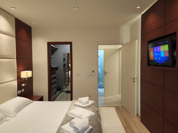 Tirane, jepet me qera apartament 2+1+Ballkon Kati 19, 1.500 € (prane Air Albania Stadium)