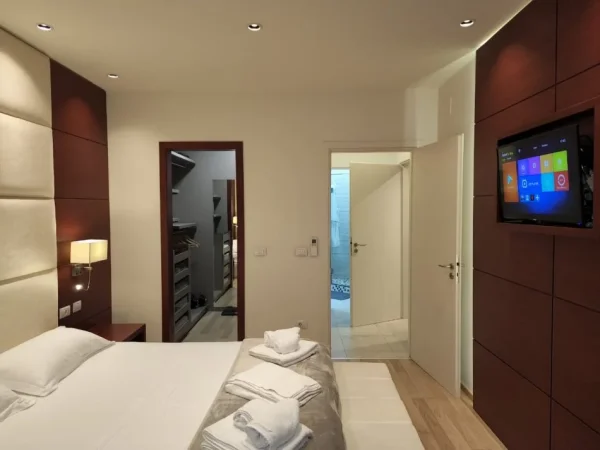 Tirane, jepet me qera apartament 2+1+Ballkon Kati 19, 1.500 € (prane Air Albania Stadium)