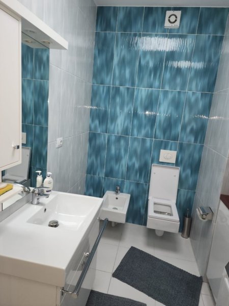 Tirane, jepet me qera apartament 2+1+Ballkon Kati 19, 1.500 € (prane Air Albania Stadium)