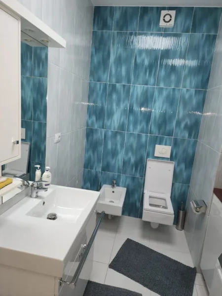 Tirane, jepet me qera apartament 2+1+Ballkon Kati 19, 1.500 € (prane Air Albania Stadium)