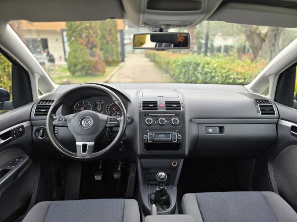 Tirane, shes makine VW TOURAN 1.6 NAFTE PANORAME Nafte, blu e errët manuale Klima 174.000 km 7.450 €