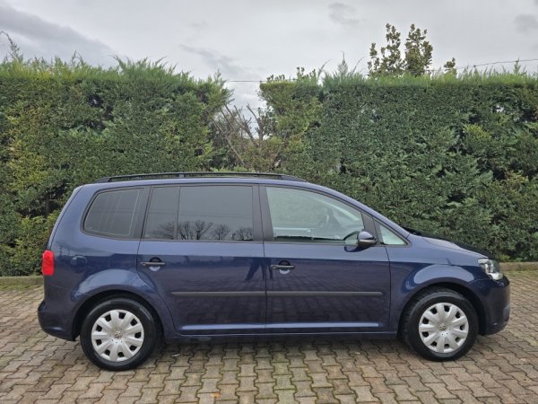Tirane, shes makine VW TOURAN 1.6 NAFTE PANORAME Nafte, blu e errët manuale Klima 174.000 km 7.450 €
