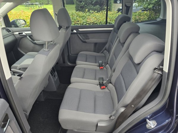 Tirane, shes makine VW TOURAN 1.6 NAFTE PANORAME Nafte, blu e errët manuale Klima 174.000 km 7.450 €