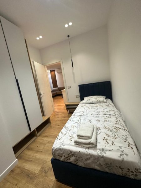 Tirane, jepet me qera apartament 2+1+Ballkon Kati 3, 85 m² 800 € (tek Liqeni Thate)