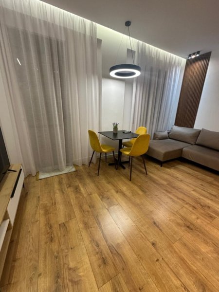 Tirane, jepet me qera apartament 2+1+Ballkon Kati 3, 85 m² 800 € (tek Liqeni Thate)