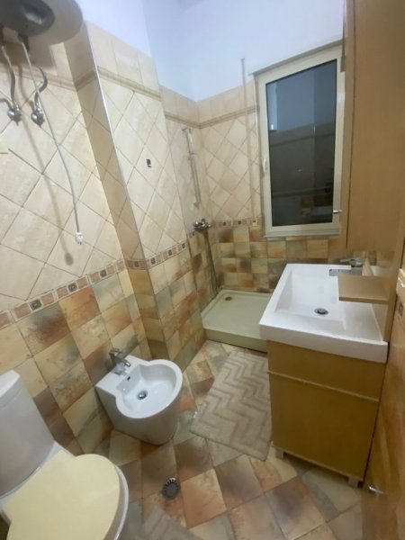 Tirane, jepet me qera apartament 2+1+Ballkon Kati 4, 100 m² 1.000 € (tek Rruga Peti Liqeni Thate)