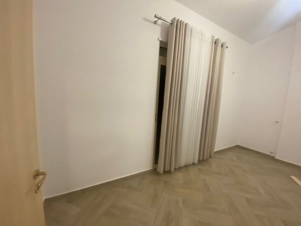 Tirane, jepet me qera apartament 2+1+Ballkon Kati 4, 100 m² 1.000 € (tek Rruga Peti Liqeni Thate)