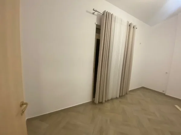 Tirane, jepet me qera apartament 2+1+Ballkon Kati 4, 100 m² 1.000 € (tek Rruga Peti Liqeni Thate)