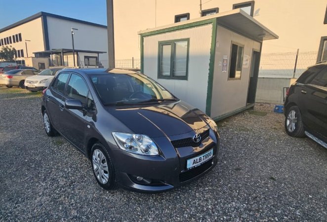 Tirane, shes makine TOYOTA AURIS 1.4 NAFTE, gri e erret automatik Klima 205.000 km 6.600 €
