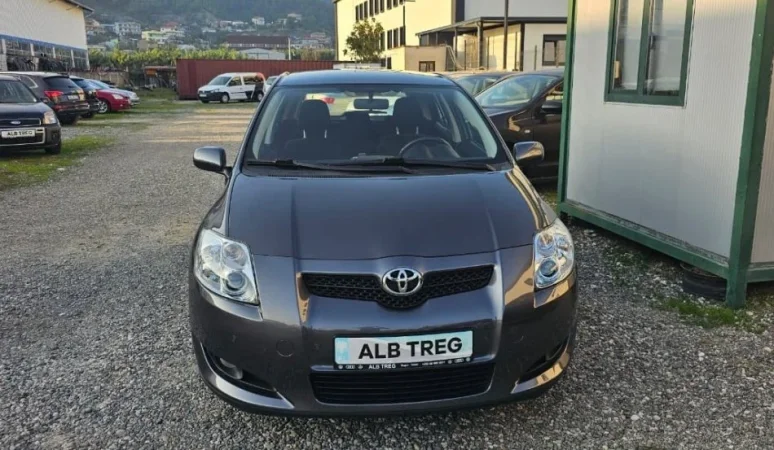 Tirane, shes makine TOYOTA AURIS 1.4 NAFTE, gri e erret automatik Klima 205.000 km 6.600 €