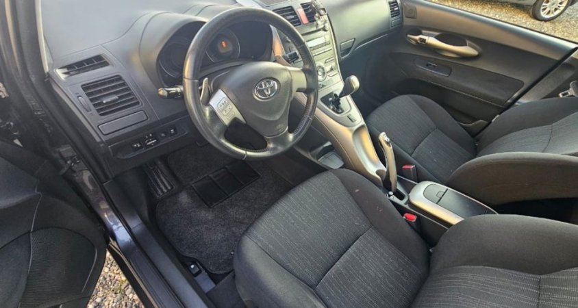 Tirane, shes makine TOYOTA AURIS 1.4 NAFTE, gri e erret automatik Klima 205.000 km 6.600 €