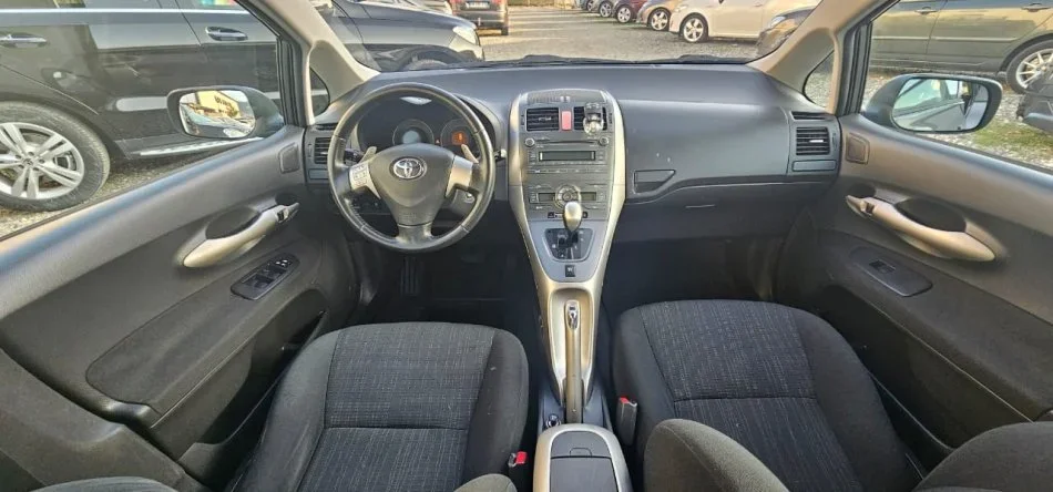 Tirane, shes makine TOYOTA AURIS 1.4 NAFTE, gri e erret automatik Klima 205.000 km 6.600 €