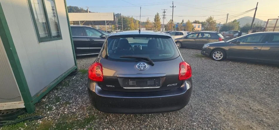 Tirane, shes makine TOYOTA AURIS 1.4 NAFTE, gri e erret automatik Klima 205.000 km 6.600 €