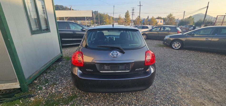 Tirane, shes makine TOYOTA AURIS 1.4 NAFTE, gri e erret automatik Klima 205.000 km 6.600 €