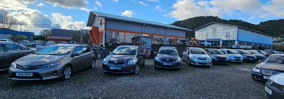 Tirane, shes makine TOYOTA AURIS 1.4 NAFTE, gri e erret automatik Klima 205.000 km 6.600 €