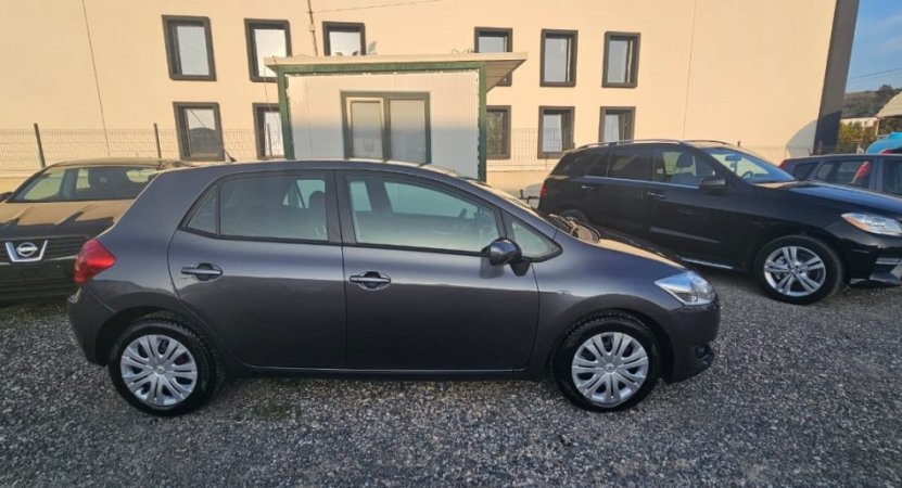 Tirane, shes makine TOYOTA AURIS 1.4 NAFTE, gri e erret automatik Klima 205.000 km 6.600 €