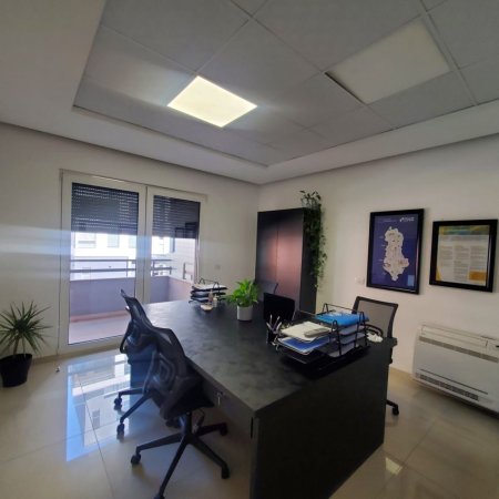 Tirane, jepet me qera zyre Kati 1, 126 m² 2.500 € (Rruga e Kavajes)