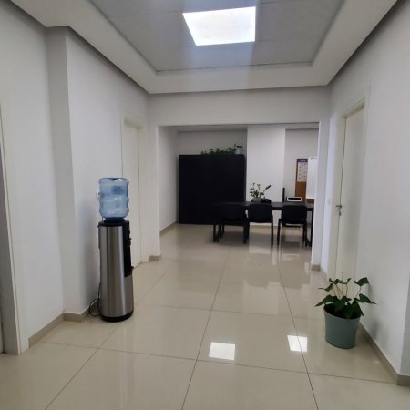 Tirane, jepet me qera zyre Kati 1, 126 m² 2.500 € (Rruga e Kavajes)