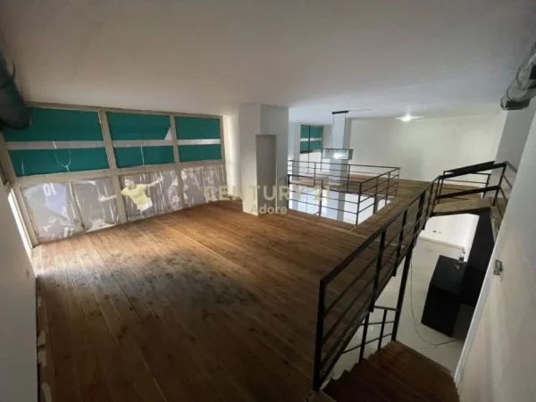 Tirane, jepet me qera ambjent biznesi Kati 2, 118 m² 1.000 € (Komuna Parisit)