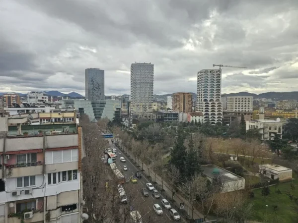 Tirane, jepet me qera zyre Kati 8, 72 m² 1.400 € (TURDIU CENTER)