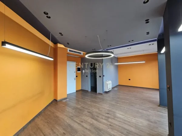 Tirane, jepet me qera zyre Kati 8, 72 m² 1.400 € (TURDIU CENTER)