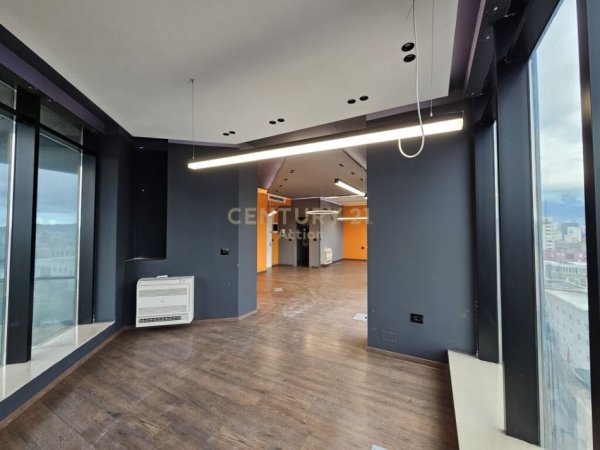 Tirane, jepet me qera zyre Kati 8, 72 m² 1.400 € (TURDIU CENTER)
